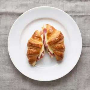 Круассан с ветчиной и сыром